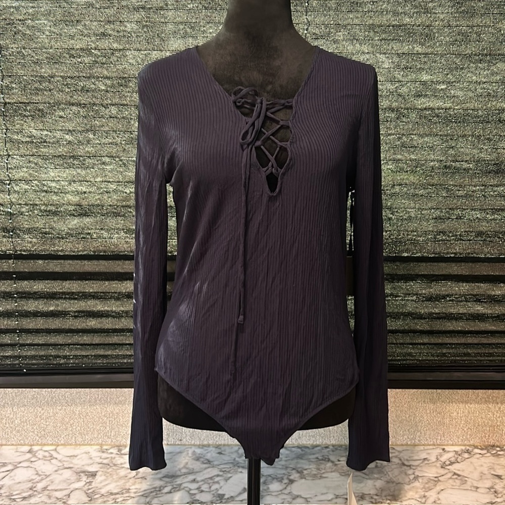 Trouve Women’s Navy Blue LS V-neck Ribbed Lace Front Bodysuit Size Medium NWT - Picture 1 of 9